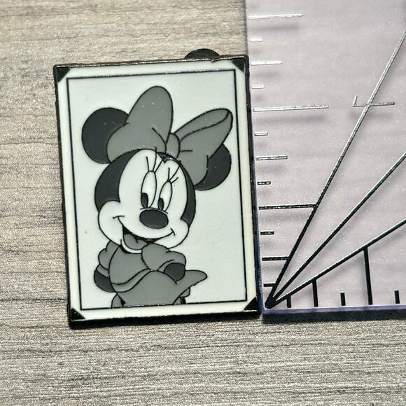 Disney World Parks - Minnie Mouse Limited Release Snapshot B&W Photograph Pin - Picture 2 of 4